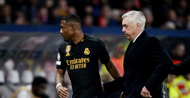 David Alaba und Carlo Ancelotti auf dem Spielfeld