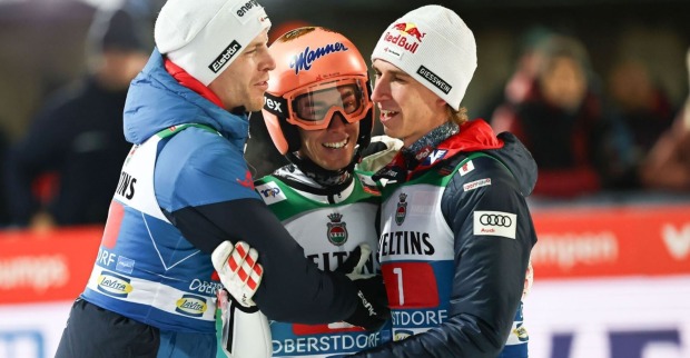 Stefan Kraft jubelt mit Teamkollegen in Oberstdorf.