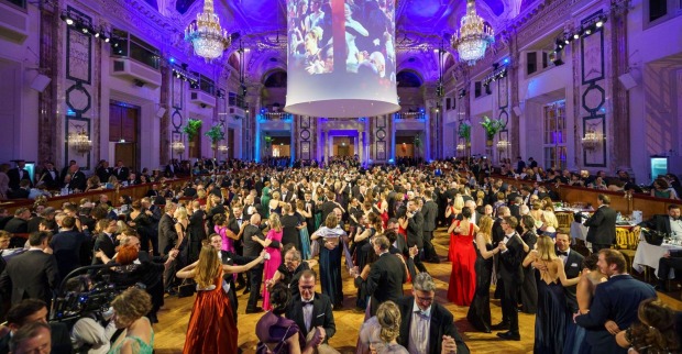 Viele Tanzpaare beim Ball der Wiener Wirtschaft.