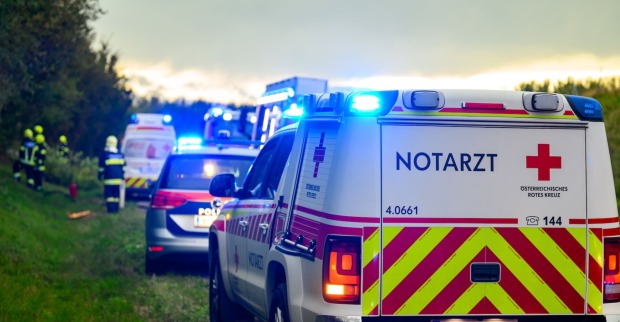Polizei und Notarzt bei einem Einsatz.