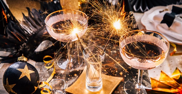 Wunderkerzen am Silvester-Tisch | Credit: iStock.com/brebca