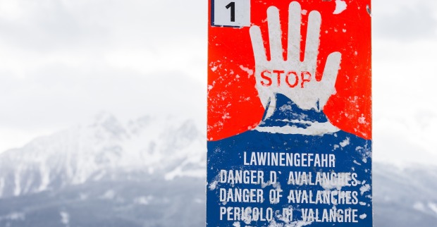 Hinweisschild auf Lawinengefahr.