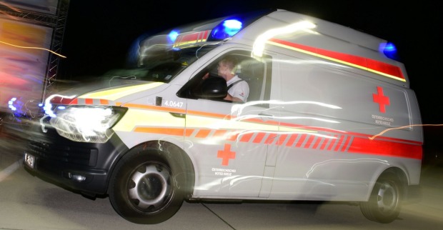 Rettung fährt schnell bei Nacht