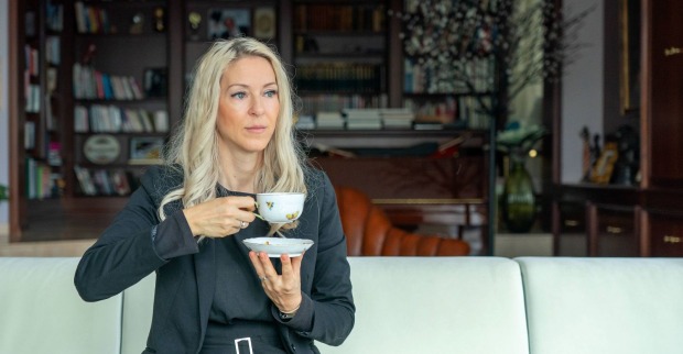 Simone Lugner mit einer Tasse auf der Couch