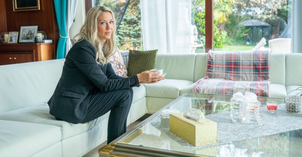 Simone sitzt auf der Couch in der Lugner-Villa.