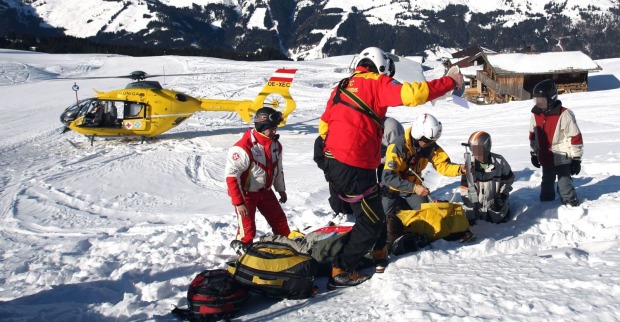 Hubschrauber und Bergrettung im Einsatz nach einem Skiunfall.