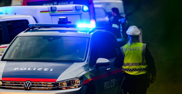 Polizei und Rettung an einen Unfallort.