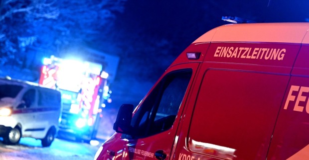 Feuerwehr und Rettung an einem Unfallort.