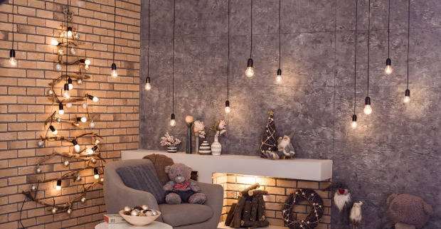 Holzweihnachtsbaum an der Wand | Credit: iStock.com/FavoreStudio