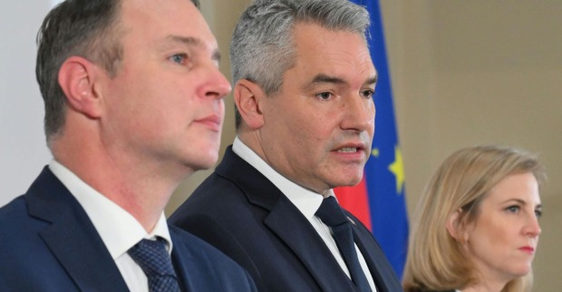 Parteivorsitzender Andreas Babler (SPÖ), ÖVP-Chef Karl Nehammer und NEOS-Parteichefin Beate Meinl-Reisinger am Dienstag, 17. Dezember 2024, anl. der Koalitionsverhandlungen zwischen ÖVP, SPÖ und NEOS im Palais Epstein in Wien.