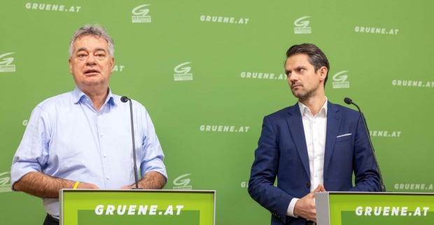Werner Kogler und Jakob Schwarz bei einer Pressekonferenz