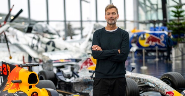 Jürgen Klopp vor Red Bull Formel 1 Wägen