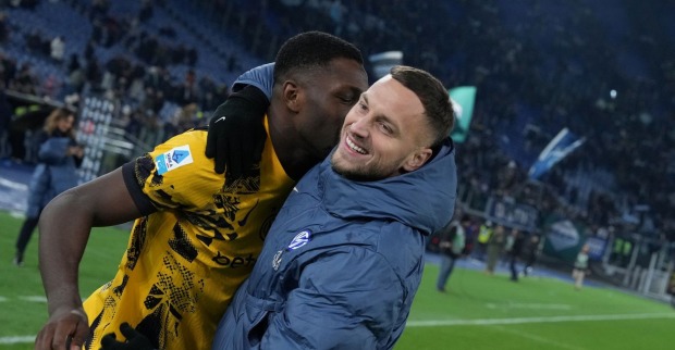 Marko Arnautovic und Marcus Thuram umarmen sich