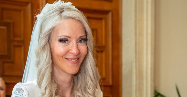 Simone Lugner mit Hochzeitsschleier.