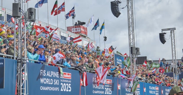 Fans auf einer Tribüne bei einem Sportevent.