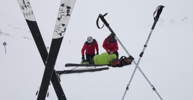 Überkreuzte Skier nach einem Unfall auf der Piste.