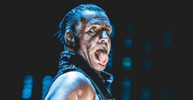 Till Lindemann zeigt seine Zunge auf der Bühne