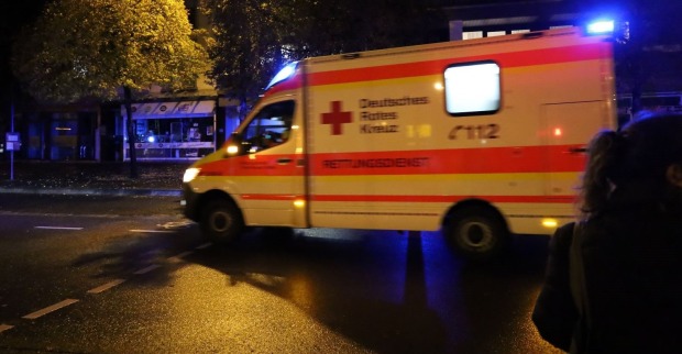 Rettungsauto fährt zu einem Einsatz.