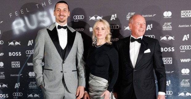 Zlatan Ibrahimovic mit Partnerin Helena Segel und Veranstalter Harti Weirather in eleganter Abendgarderobe vor der Sponsoren-Wand des roten Teppichs der Veranstaltung "KitzRaceParty 2025 - Red Carpet"