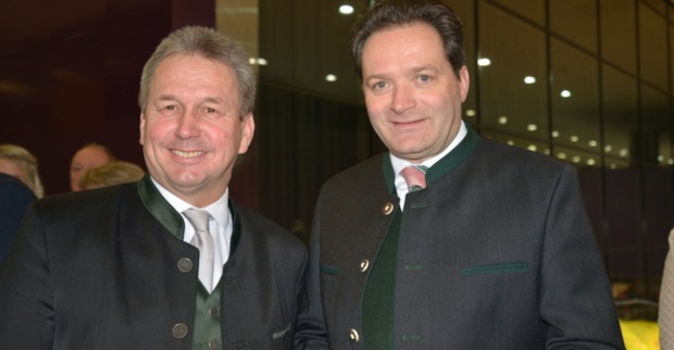 Zwei Männer lächeln in die Kamera