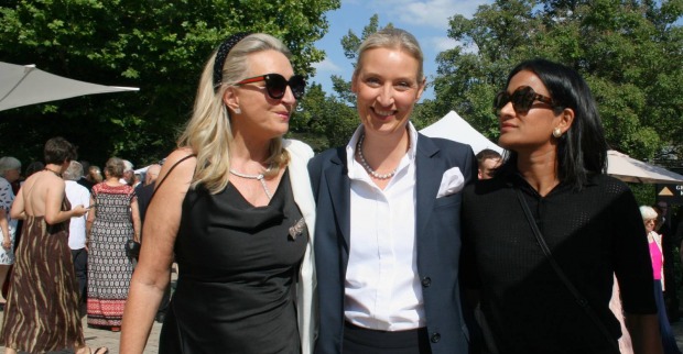 AfD-Bundessprecherin Alice Weidel mit ihrer Partnerin Sarah Bossard sowie einer bekannten im Außenbereich der Bayreuther Festspiele
