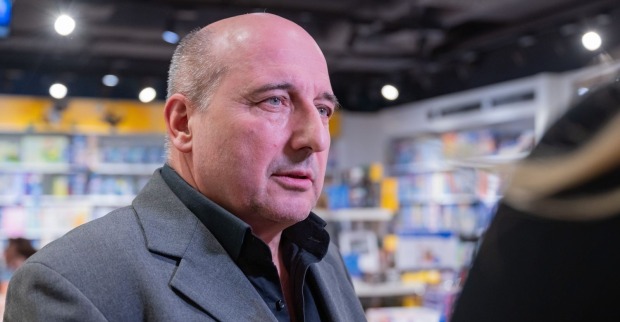 Schauspieler und Kabarettist Christoph Fälbl mit ernstem Gesichtsausdruck