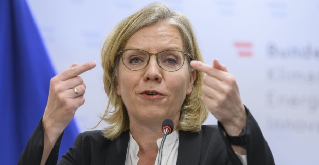 Klimaministerin Leonore Gewessler (Gruene) bei einer Pressekonferenz mit dem Titel "Bilanz Umweltfoerderung - Rekordinvestitionen in Umwelt- und Klimaschutz" im Klimaschutzministerium am 5. Dezember 2024 in Wien