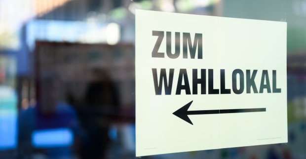 Schild mit Pfeil und Text "Zum Wahllokal".