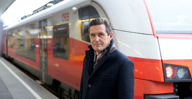 Peter Hanke, Wiens Wirtschafts- und Öffi-Stadtrat vor ÖBB-Zug