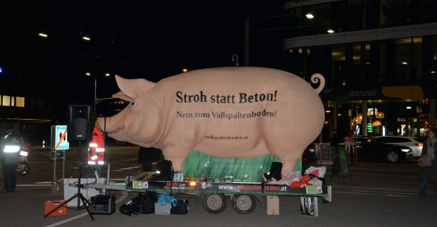 Eine riesige Schweinestatue