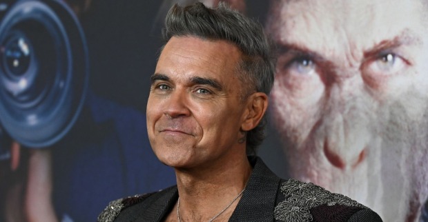 Robbie Williams lächelt
