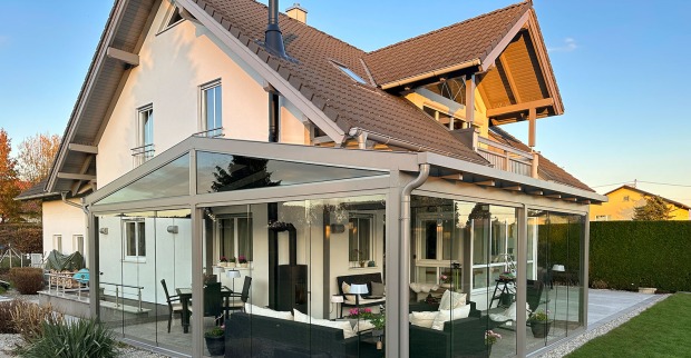 Modernes Haus mit überdachter Terrasse | Credit: Schwaighofer
