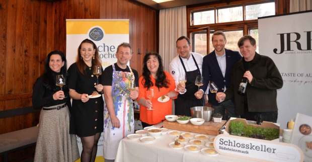 Mehrere Menschen mit einem Glas Wein