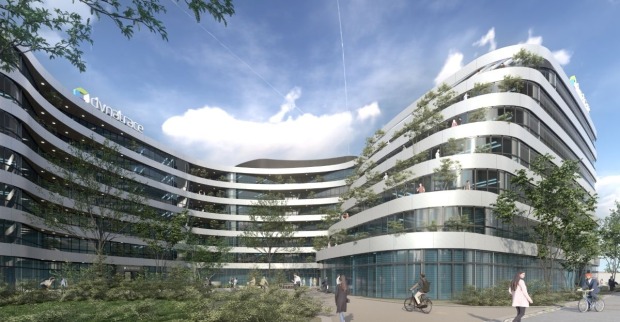 Außenansicht des neuen Dynatrace Campus mit großzügigen Grünflächen.