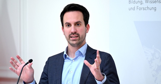 Bildungsminister Wiederkehr (NEOS) plant ein Handyverbot an Schulen.