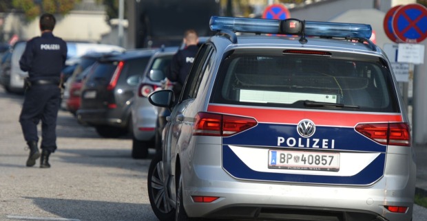 Polizist und Polizeiwagen