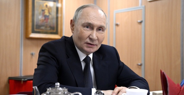 Wladimir Putin im Gespräche mit der U-Bootbesatzung in der nordrussischen Stadt Arkhangelsk