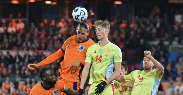 Dean Huijsen und Virgil Van Dijk im Kopfball-Duell