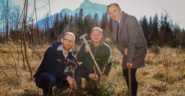 DI Martin Winkler (Geschäftsführer proHolz Salzburg), Ök.-Rat Rudolf Rosenstatter (Obmann proHolz Salzburg) und Bürgermeister Bernhard Auinger (v. li.).