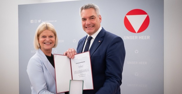 Verteidigungsministerin Tanner übergibt die "Militär-Anerkennungsmedaille" an Ex-Kanzler Karl Nehammer.