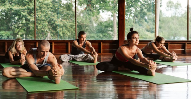 Gruppe macht Yoga | Credit: iStock.com/takoburito
