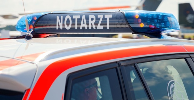 Blaulicht und Schriftzug „Notarzt“ auf dem Dach eines Einsatzfahrzeug