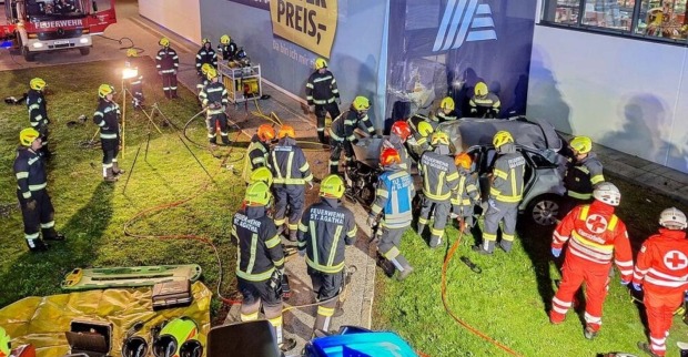 Rettungskräfte am Unfallort vor Hofer-Filiale.