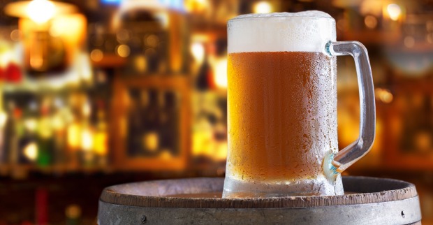Bierkrug steht auf einem Fass | Credit: iStock.com/nitrub