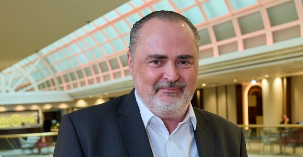 Hans Peter Doskozil muss erneut am Kehlkopf operiert werden.