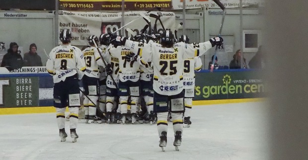 Die Zeller Eisbären feiern ihren historischen Einzug ins Finale der Alps Hockey League nach einem 3:0-Sieg im Halbfinale gegen die Wipptal Broncos.