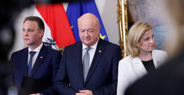 Der österreichische Vizekanzler Andreas Babler, der österreichische Bundeskanzler Christian Stocker und die österreichische Außenministerin Beate Meinl-Reisinger an der Türschwelle des Bundeskanzleramtes nach einem Arbeitsgespräch über das allgemeine Regierungsbudget in Wien, Österreich, 2. April 2025.
