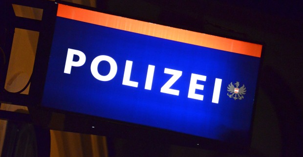 Symbolbild – Beleuchtetes Schild einer Polizeinispektion