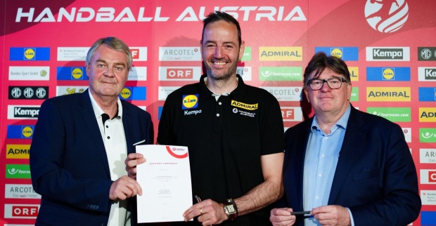 Präsident Markus Plazer (AUT), der neue Trainer Iker Romero und Vizepräsident Frank Dicker (AUT)