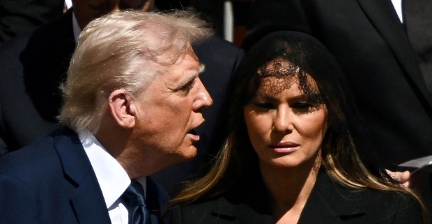 Donald und Melania Trump bei der Trauerfeier für Papst Franziskus auf dem Petersplatz in Rom. Melania Trump trug traditionell ein schwarzes Schleiertuch.